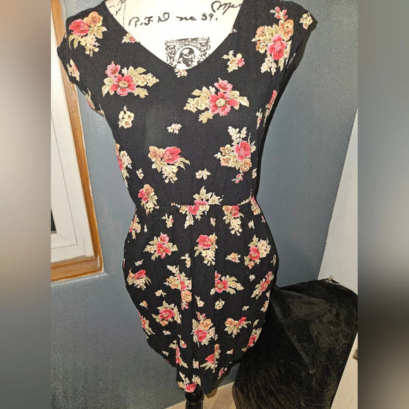 Mossimo Supply Co. Dresses & Skirts - Mossimo Womans Floral V Neck Dress Size S